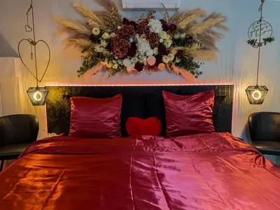Un ou plusieurs lits dans un hébergement de l'établissement SERENITY Suite - Love room Bonheur