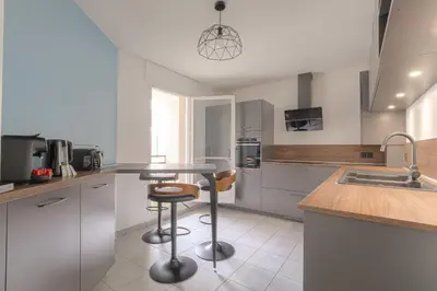 Cuisine ou kitchenette dans l'établissement Charmant et Chaleureux proche Tête d'Or