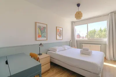 Un ou plusieurs lits dans un hébergement de l'établissement Charmant et Spacieux avec vue à 1 min de Tête d'Or