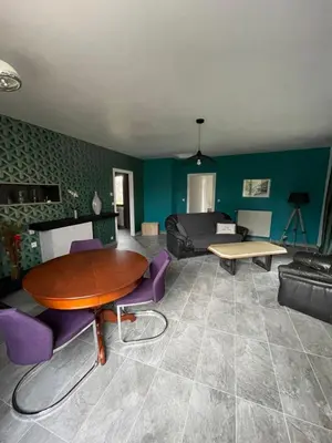 Coin salon dans l'établissement Maison de village avec extérieur