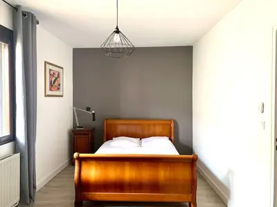 Un ou plusieurs lits dans un hébergement de l'établissement Maison de village avec extérieur