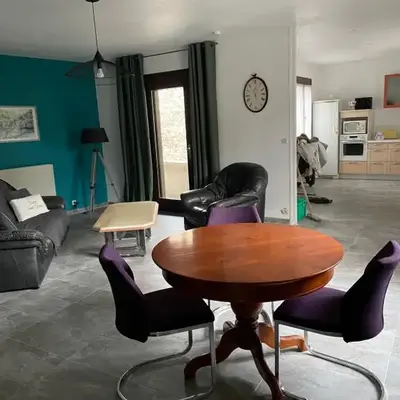 Maison de village avec extérieur