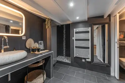 Salle de bains dans l'établissement MDOR - Atoll - Appt au cœur de Lyon
