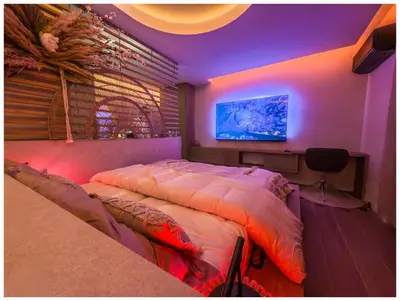Télévision ou salle de divertissement dans l'établissement Blossom Suite-Hyper centre Jacuzzi Balcon clim
