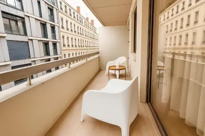 Balcon ou terrasse dans l'établissement Blossom Suite-Hyper centre Jacuzzi Balcon clim