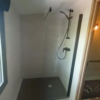 Salle de bains dans l'établissement Loft du Bugey