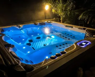 Piscine de l'établissement Studio avec jacuzzi ou située à proximité