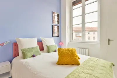Un ou plusieurs lits dans un hébergement de l'établissement Charmant appartement à Vaise