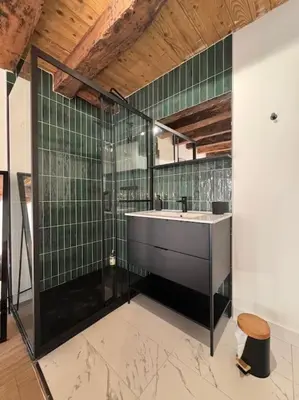 Salle de bains dans l'établissement Spacieuse et Elégante Maison de ville