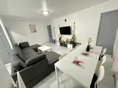 Télévision ou salle de divertissement dans l'établissement Appartement spacieux et moderne