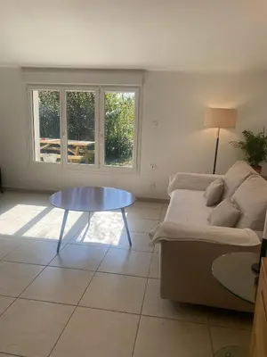 Coin salon dans l'établissement Charmante Maisonnette au calme, proche de Lyon
