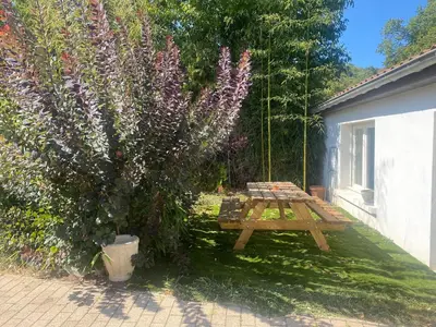 Jardin de l'établissement Charmante Maisonnette au calme, proche de Lyon