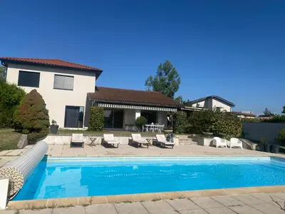 Piscine de l'établissement Charmante Maisonnette au calme, proche de Lyon ou située à proximité