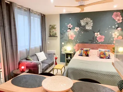 Un ou plusieurs lits dans un hébergement de l'établissement Studio chic et romantique Lyon
