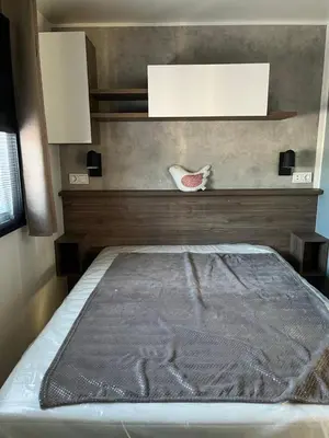 Un ou plusieurs lits dans un hébergement de l'établissement Le Paradis du Rhône - mobilhome moderne et confortable
