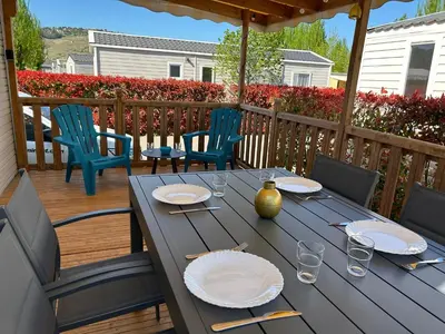 Balcon ou terrasse dans l'établissement Le Paradis du Rhône - mobilhome moderne et confortable