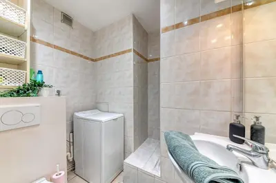 Salle de bains dans l'établissement Apartment - 4P - Villeurbanne