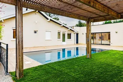 Piscine de l'établissement Villa Meyzieu Grand Large ou située à proximité