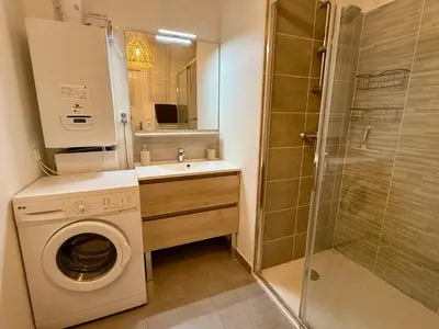 Salle de bains dans l'établissement T3 avec balcon et parking privé