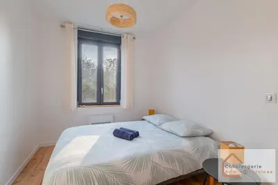 Un ou plusieurs lits dans un hébergement de l'établissement Confort Nature - Maisonnette avec Jardin, Garage, Proche Eurexpo