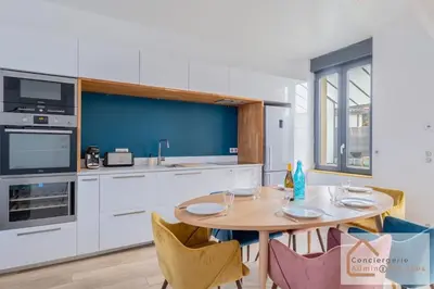 Cuisine ou kitchenette dans l'établissement Confort Nature - Maisonnette avec Jardin, Garage, Proche Eurexpo