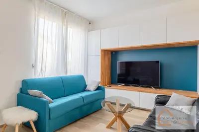 Télévision ou salle de divertissement dans l'établissement Confort Nature - Maisonnette avec Jardin, Garage, Proche Eurexpo