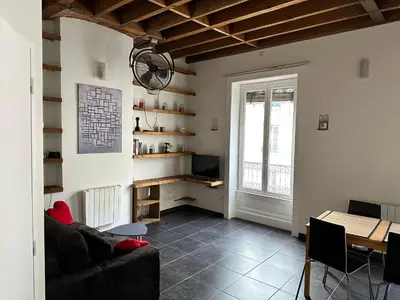 Télévision ou salle de divertissement dans l'établissement rue Laporte