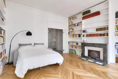 Bibliothèque dans l'appartement