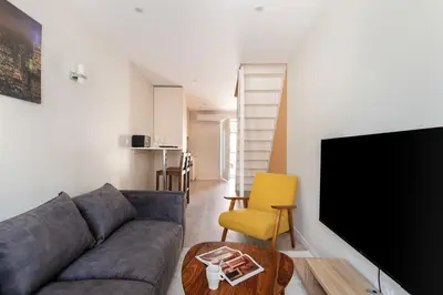 Télévision ou salle de divertissement dans l'établissement Beige Hospitalité - Agathe - Le nid Urbain