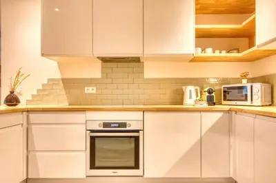 Cuisine ou kitchenette dans l'établissement Le Bohème - Climatisé - Superbe T2 centre village