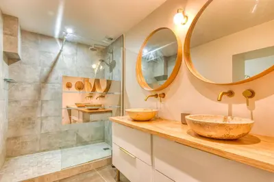 Salle de bains dans l'établissement Le Bohème - Climatisé - Superbe T2 centre village
