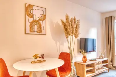 Télévision ou salle de divertissement dans l'établissement Le Bohème - Climatisé - Superbe T2 centre village