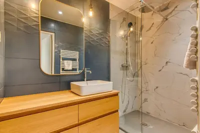 Salle de bains dans l'établissement L'Horizon - Climatisé - T2 proche Hôpital Lyon Sud et métro