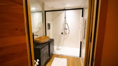 Salle de bains dans l'établissement Le Kali-Milo