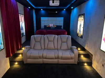 Coin salon dans l'établissement Cinéma & Jacuzzi