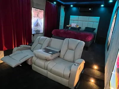 Coin salon dans l'établissement Cinéma & Jacuzzi