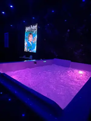 Piscine de l'établissement Cinéma & Jacuzzi ou située à proximité