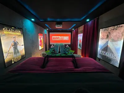 Un ou plusieurs lits dans un hébergement de l'établissement Cinéma & Jacuzzi