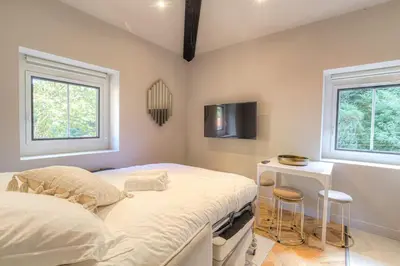 Un ou plusieurs lits dans un hébergement de l'établissement Studio calme et bien équipé, Saint-Didier