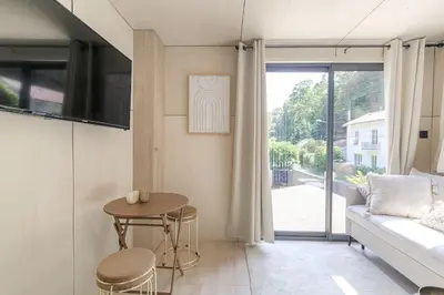 Télévision ou salle de divertissement dans l'établissement Tiny-house atypique, 4 personnes, Saint-Didier