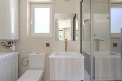 Salle de bains dans l'établissement Tiny-house atypique, 4 personnes, Saint-Didier
