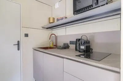 Cuisine ou kitchenette dans l'établissement Tiny-house atypique, 4 personnes, Saint-Didier