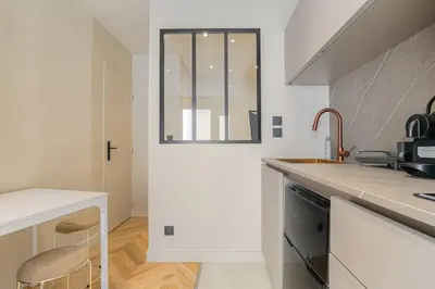 Cuisine ou kitchenette dans l'établissement Bright and comfortable studio, Saint-Didier