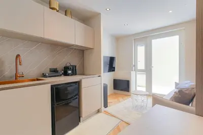Cuisine ou kitchenette dans l'établissement Bright and comfortable studio, Saint-Didier