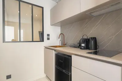 Cuisine ou kitchenette dans l'établissement Bright and comfortable studio, Saint-Didier