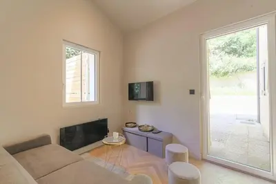 Télévision ou salle de divertissement dans l'établissement T2 neuf proche Lyon, St-Didier-au-Mont-d'Or