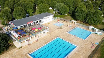 Piscine de l'établissement Camping de Thoissey ou située à proximité