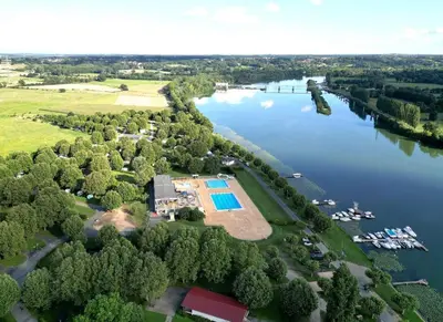 Paysage naturel près de la tente de luxe