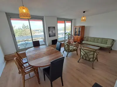 Coin salon dans l'établissement Appartement T4 Lyon 9