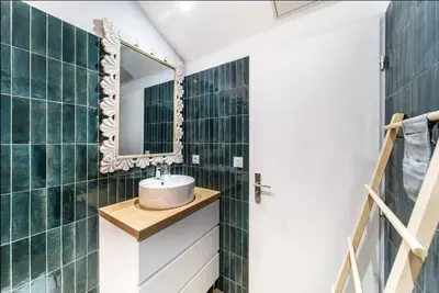 Salle de bains dans l'établissement Magenta, Charmant & Moderne